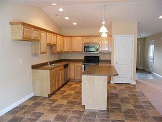 5th image of 830 Meadow Glen Ave