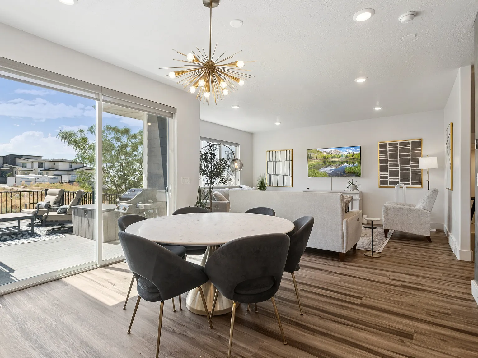 4 bed, 3000 sqft, $3,150 — Photo 2