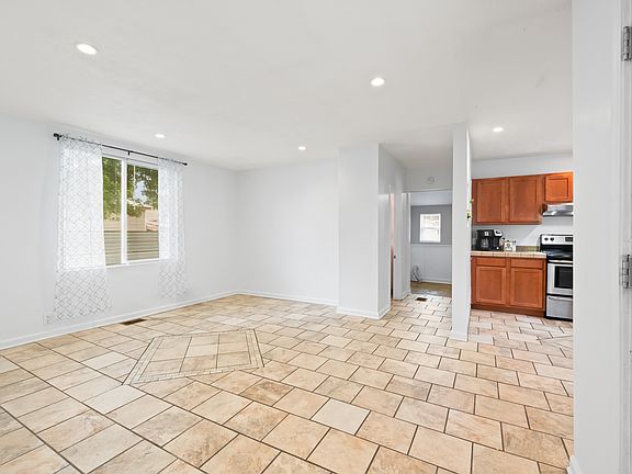 4th image of 204 E Brown St