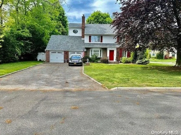 2 Monfort Place, Syosset, NY 11791