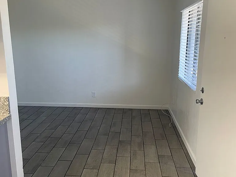 3700 N Fairview Ave — Photo 16
