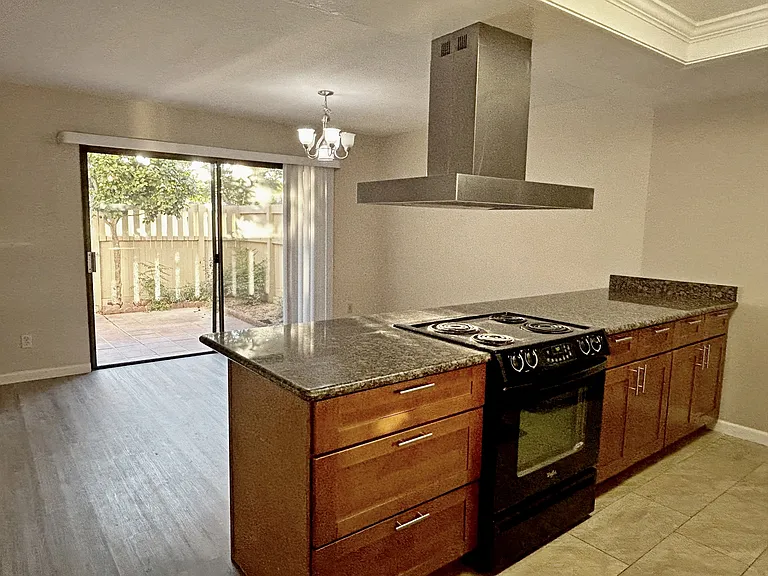 1220 Crescent Ter — Photo 6