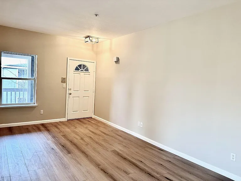 421 8th St #5 — Photo 4