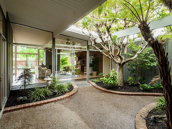 3rd image of 2977 Mariposa Dr