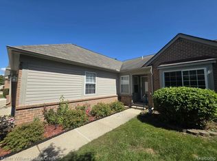 34341 Manor Run Cir, Sterling Heights, MI 48312