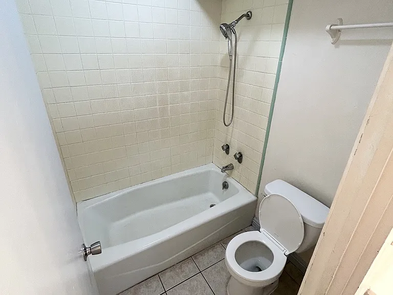27 Lakeview Cir #202 — Photo 7