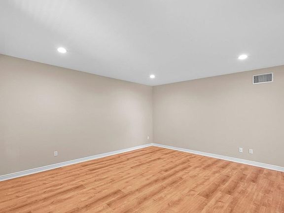3rd image of 1000 Estes St Unit 51