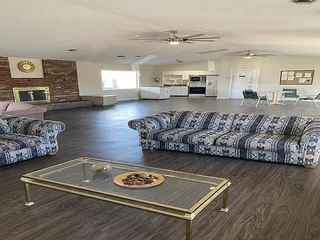 3 bed, 2.0 bath, 1344 sqft, $1,594 — Photo 3