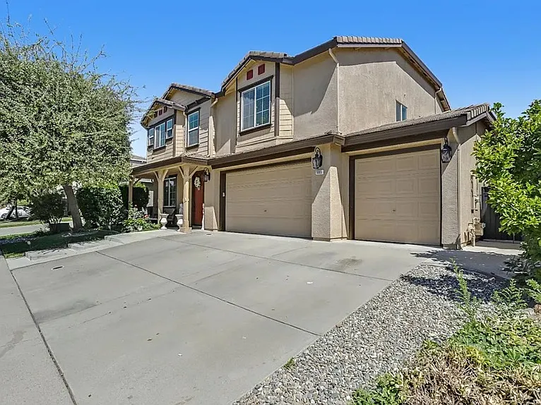 5 bed, 3179 sqft, $750 — Photo 2
