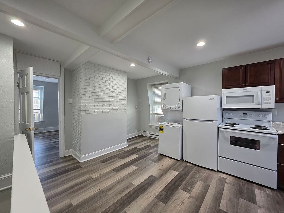 1st image of 1420 N Van Buren St APT 3