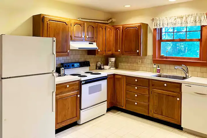 Spacious kitchen with dishwasher
