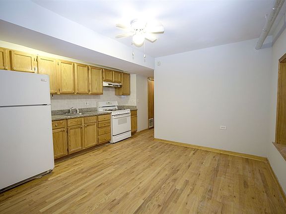 2625 N Ridgway Gdn Kitchen