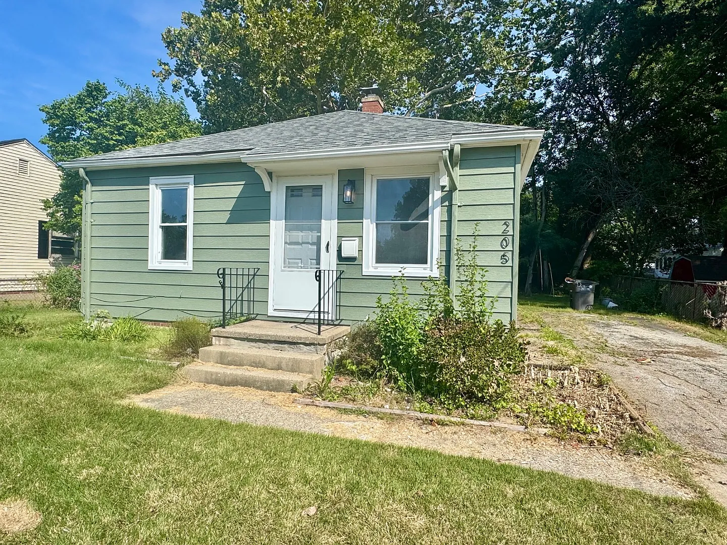 205 W Conron Ave — Photo 2