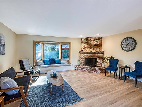3rd image of 2612 Tamarisk Court