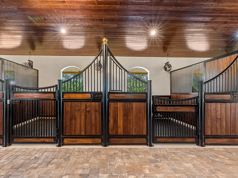 4985 Stables Way — Photo 14