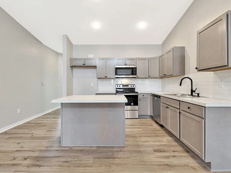1023 S Edwards St #200 — Photo 11