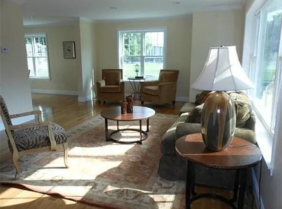 3 bed, 2.5 bath, 2290 sqft, $4,200 — Photo 3