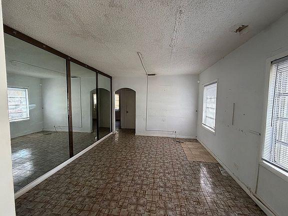 4th image of 3621 SW 13th St