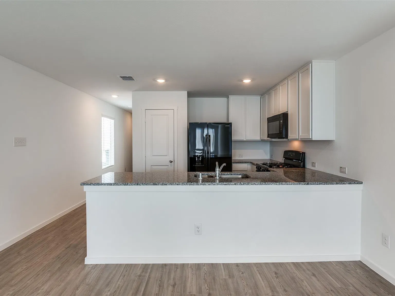 4 bed, 2.5 bath, 1550 sqft, $2,300 — Photo 2