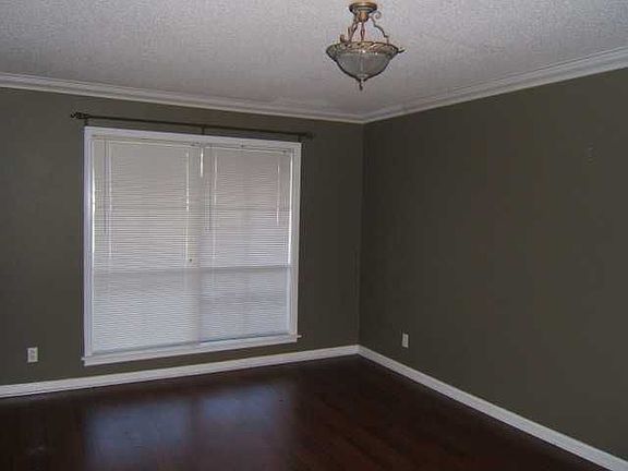 3rd image of 106 E Oaklawn Dr