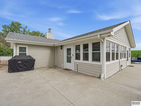 2nd image of 2595 W Shore Dr