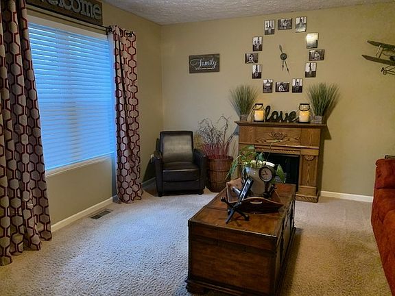 3rd image of 924 E Wildflower Dr