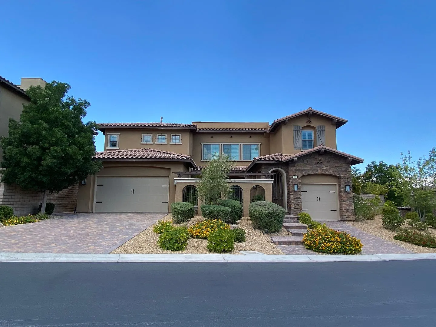 Beautiful 4 bed/3 bath home located in Summerlin — Photo 1