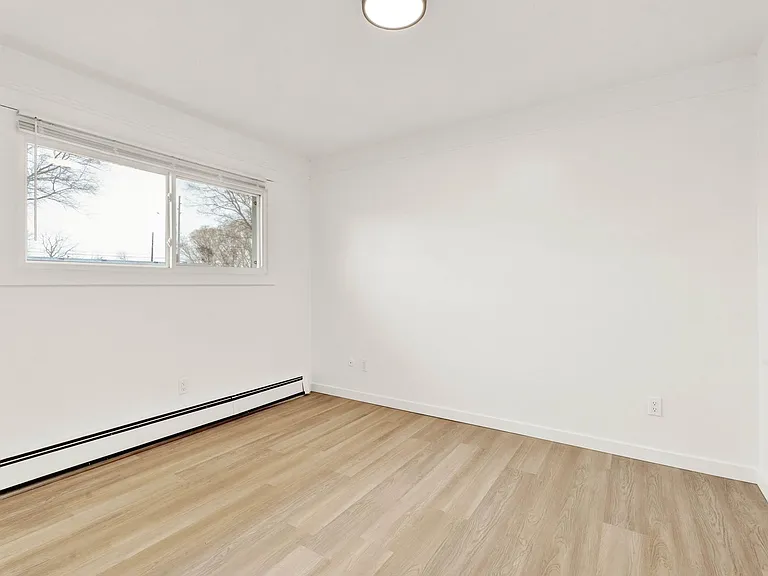 London Falls, Llc - Mt Clemens - Apartments — Photo 9