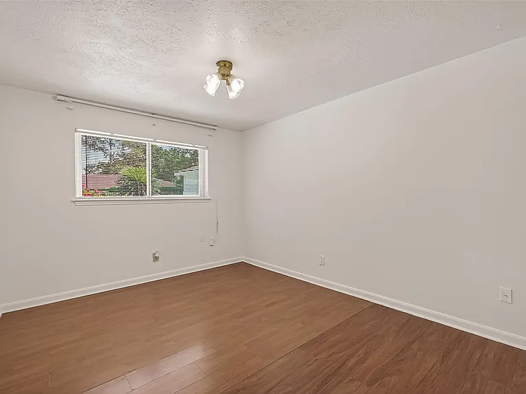 9422 Kristin Dr — Photo 33