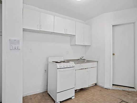 5th image of 162 E 2nd St APT 1B