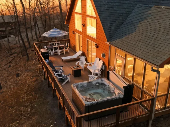 388 Bobcat Dr, Berkeley Springs, WV 25411