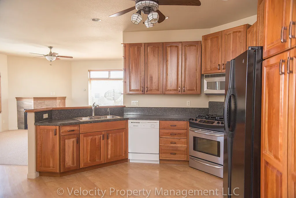 Building Photo - 1075 NE Watt Way