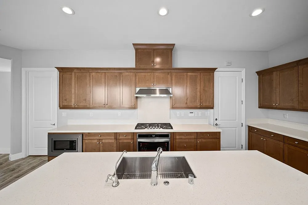 4 bed, 2400 sqft, $6,500 — Photo 3