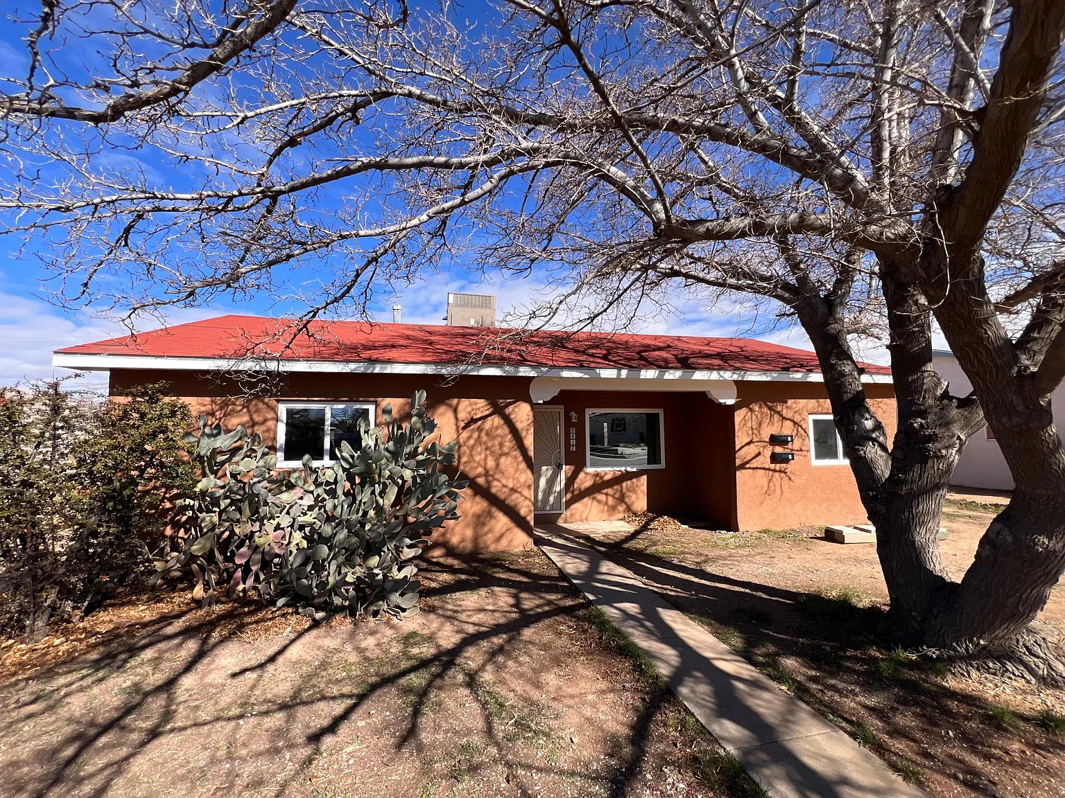3 bed, 1200 sqft, $1,900 — Photo 1
