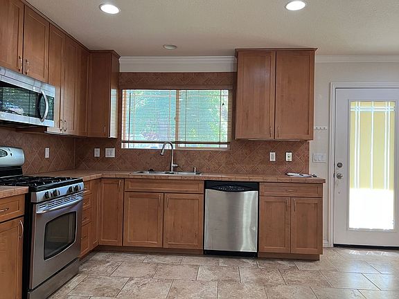 5th image of 1038 Riverview Dr