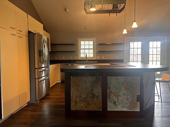 3rd image of 902 Ingle St