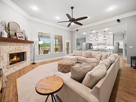 3rd image of 1013 Crescent Hill Ct