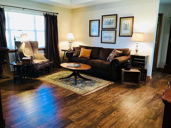 2nd image of 207 Shadow Wood Dr