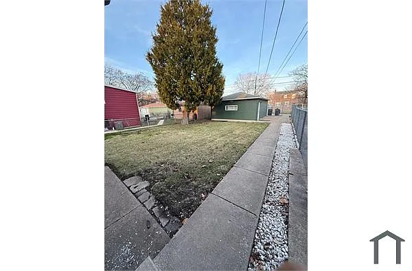 Building Photo - 9213 S Forest Ave