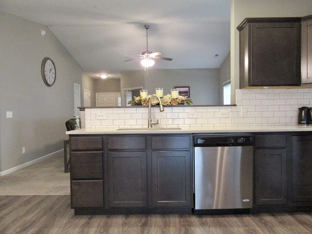 4 bed, 1593 sqft, $2,000 — Photo 3