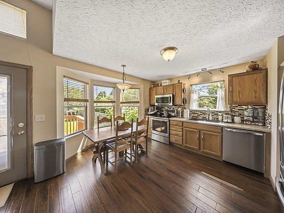 5th image of 385 Flat River St