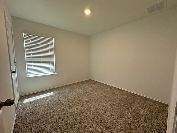 3rd image of 5643 Vintage Oakmont Dr
