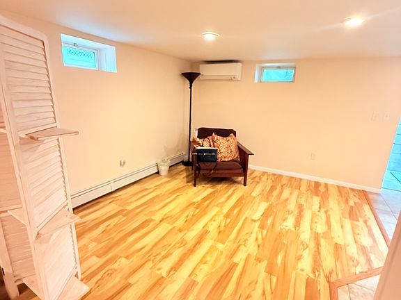 4th image of 18 Perry St