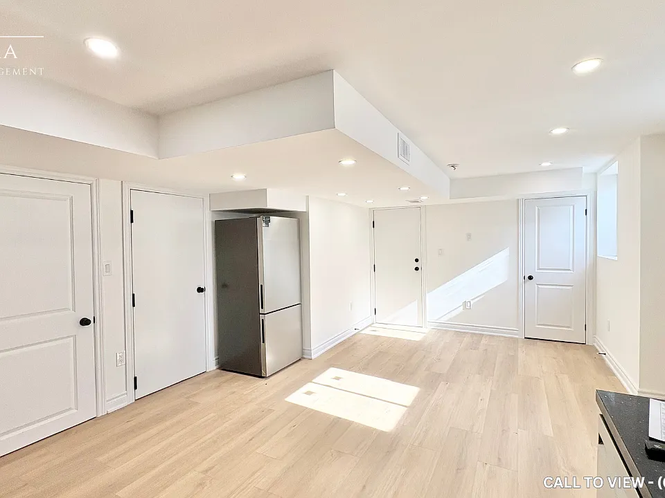 950 Matthew Murray Cres #2