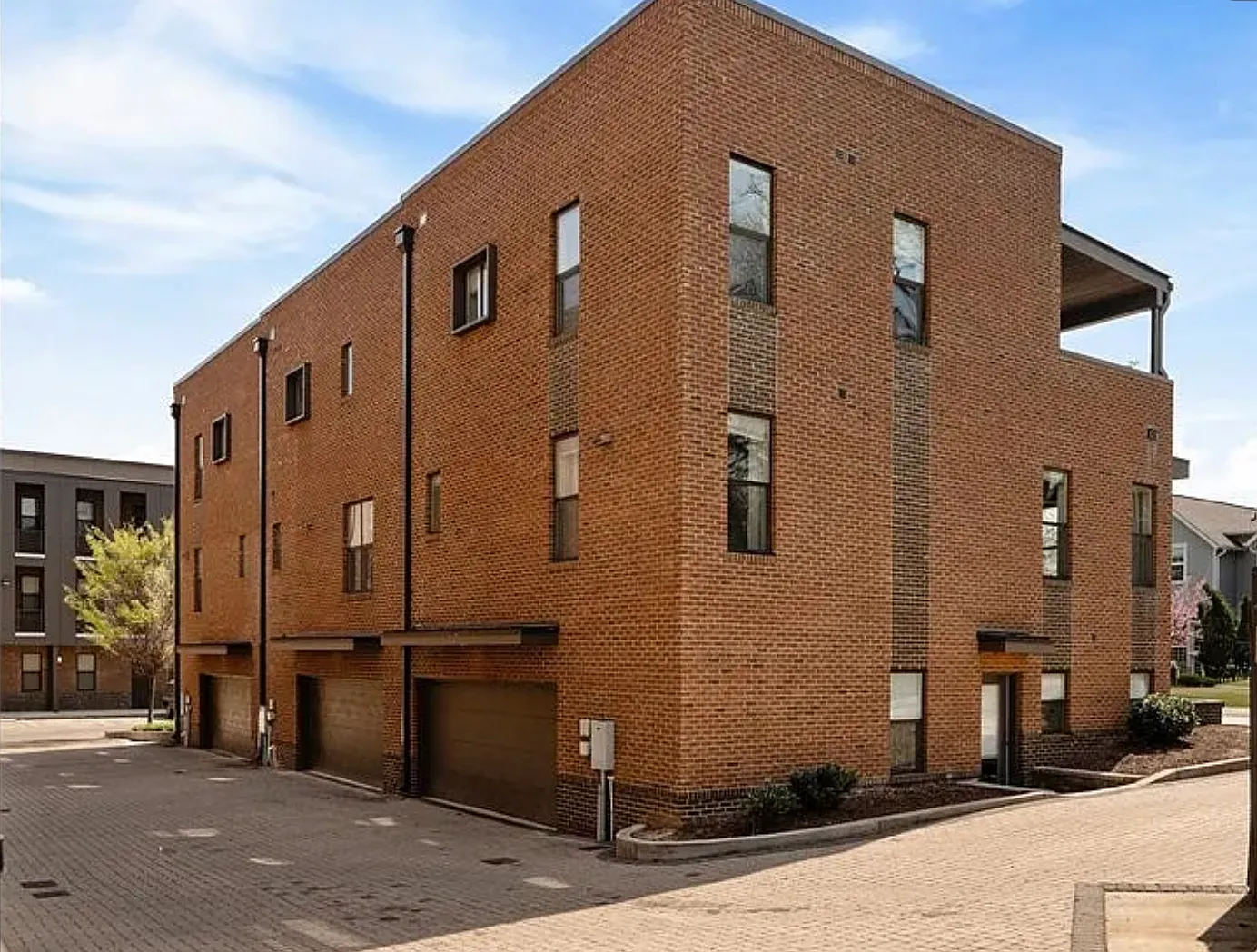 3 bed, 1962 sqft, $4,800 — Photo 3