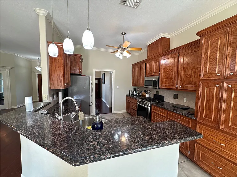 308 Williamsburg Ave — Photo 12