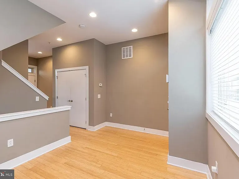 1116 N Hope St — Photo 11