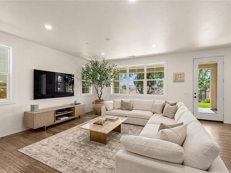 636 E Boxwood Ln — Photo 13