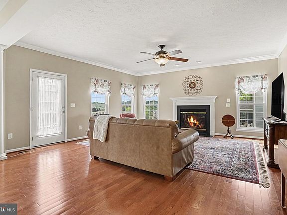 4th image of 2623 Washington Way