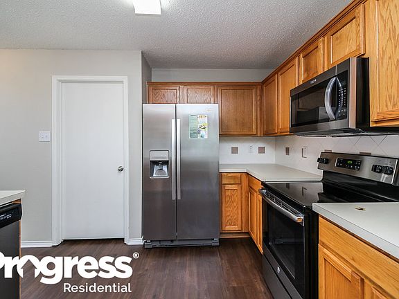 5th image of 742 Sunset Dr